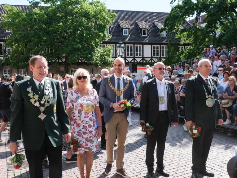 Menschen bei einem Festumzug.